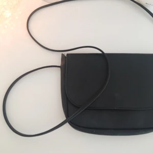  - Perfekt liten svart väska, där man får plats med det mest nödvändiga 😄 Frakt ingår, betalning via swish!