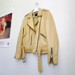  - Slutsåld skitfet skinnjacka från Allsaints! Använd 1 gång. Köpt i juli, nypris 4000kr (alltså ett JÄKLA kap) bild 2 & 3 lånade från Allsaints hemsida