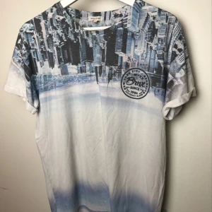  - T-shirt från River Island! Hör av dig för fler bilder eller frågor