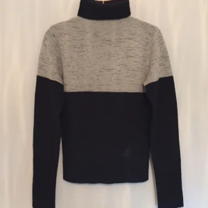  - Stickad polo i svart och grått. Köpt second hand men i bra kvalité och snygg passform. 