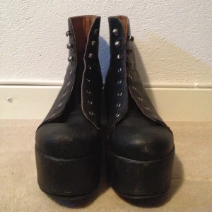 Svarta platåskor från SixtySeven.Lite slitna men annars i väldigt bra skick. - Svarta platåskor från SixtySeven.Lite slitna men annars i väldigt bra skick.