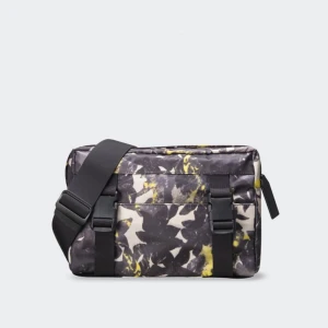  - HOPE mess bag i floral print! 🌸 Ord pris 1500kr Använd kanske 3 gånger :)  Väldigt rymlig och har bekvämt axelband som går att justera  frakt ingår ! 