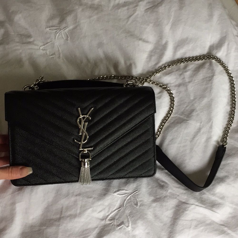 Skitsnygg ysl väska i äkta läder. Den är ej köpt i affär och har därför inget nummer i väskan och därav är den ej äkta. Köpt för 3000kr. Två större fack, ett litet fack för mobil samt ett fack med dragkedja. Perfekt väska som har plats för det viktigaste. Frakt tillkommer. Kan skicka mer bilder! . Väskor.