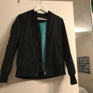  - Bomberjacka från elly pistol