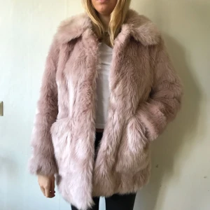 Pälsjacka rosa  - Rosa fakepäls från Urban Outfitters, inköpt förra vintern för 2000kr fortfarande i mycket bra skick. Jackan är i storlek 40 men passar mig bra som är strl S/M, blir som en kortare kappa!