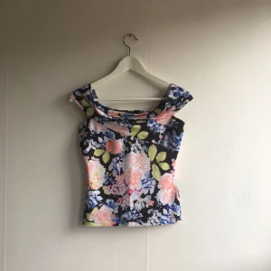  - Off shoulder topp med blommor. Använd ett fåtal gånger.