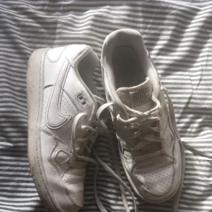  - Säljer mina Nike air Force nu, de är alldeles förstora för mig :( köparen står för frakt! 💕
