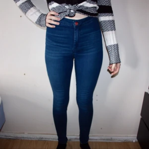  - Mörkblå Superhöga jeans från BIKBOK. Storlek XS/31. Frakt 60kr