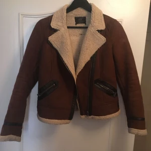  - Höstjacka i bra skick. Avhämtning Östermalm eller mötas innanför tullarna. 