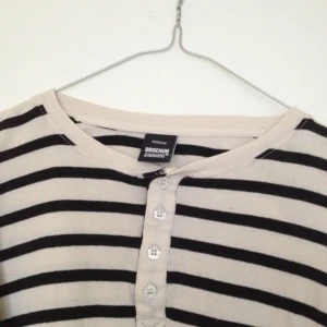 Superskön tröja i 100% bomull från uo! Bra skick! - Superskön tröja i 100% bomull från uo! Bra skick!