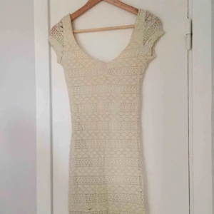  - Tajt vit klänning från Bershka. Den går att ha både så som på bilden och som off shoulder. Köparen står för frakten