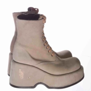  - Fantastiska 90-tals platå boots från El Dantes! Bekväma och helt fria från fläckar, kan skickas eller mötas upp i Stockholm 