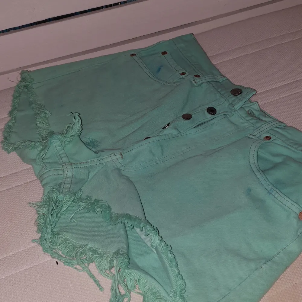 Oanvända levis shorts sjukt snygga i en unik mintgrön färg . Shorts.
