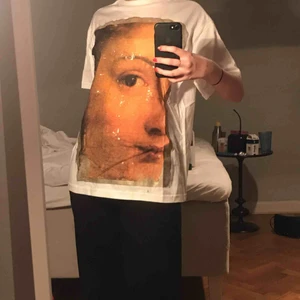  - T-shirt från super coola märket Golden Goose Deluxe Brand! Kommer tyvärr inte till användning :( Tröjan passar XS-M beroende på hur man vill att den ska sitta. Jag på bild är en XS/S. Ballt tryck med guld detaljer❤️ köpare står för eventuell frakt!