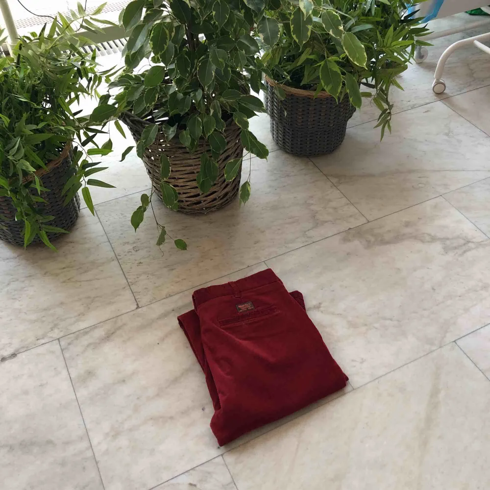 Snygga Manchesterbyxor i rött från Morris Köparen står för eventuell frakt (50kr). Jeans & Byxor.