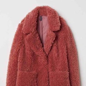  - säljer en supersnygg teddyjacka som är i nyskick och endast använd några gånger❤️❤️