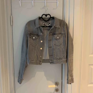  - Ljusgrå jeansjacka, liten i storleken Sparsamt använd
