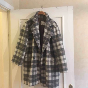  - Säljer min fina kappa, köpt i höstas på POP för 700kr. Jättebra och varmt material, storleken är oklar men skulle säga att den passar på 38-40 och blir fint oversize. Men funkar nog på de flesta då den inte ska sitta tight liksom🤠 