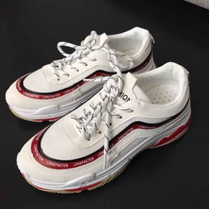  - Jag säljer min nya skor från sister and Seekers då dom är för små. Skorna är i storlek 40 men små i storleken så mer 38/39, jag har 40 i storlek och skorna är för små för mig. Annars är det ett par snygga, sköna skor:)  Frakten ingår i priset 