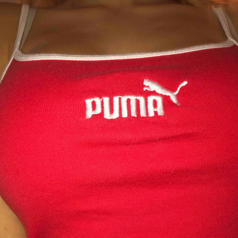 Ett snyggt rött Puma-linne. Osäker på storleken då den inte är supertight på mig som 36:a. Väldigt skönt material och inga hårda axelband som skaver i ryggen. Gjort i tjockare bomull. Om du kan mötas upp är det ett väldigt stort plus.. Toppar.