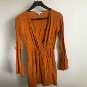  - Supersöt orange/gul klänning från Missguided! Frakt är inkluderat i priset.