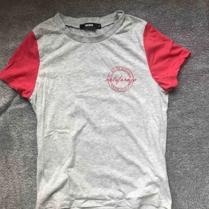  - Frakten inräknat i priset! T shirt från bik bok använd ett par gånger, skicka meddelande vid fler bilder eller frågor💗