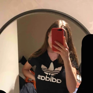  - En fin croppad t-shirt från adidas jag knappt använt. Köpte den för något år sedan men det är inte alls min stil😅 Väldigt sparsamt använt 