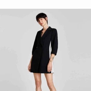  - Svart Kavajklänning med vita band från Zara✨ Endast använd en kväll👌🏻 frakt tillkommer📩