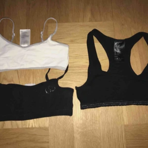  - 3 st toppar Storlek 134/140  Styck:15 kr Alla : 40 kr