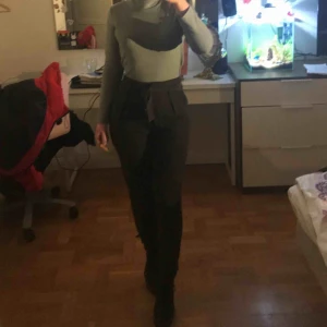  - Militärgröna. Jättetrendiga funkar till allt.  Sitter tight men ändå bekvämt.  Kan mötas upp i stockholm elr 39kr+pris