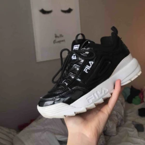  - Super fina fila sneakers som jag köpte men strl passade inte riktigt. Dom är bara använda ett fåtal gånger så dom ser nästan ut som ny. En flärp på ena skon har gått sönder men inget man stör sig på. (Frakten står du själv för) intresserad? Skriv! 