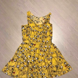  - Sötaste klänningen med Jake the Dog från Adventure time! Använd 1-2 ggr, som ny! FRI FRAKT!!🤠