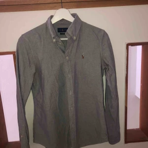  - Ralph Lauren skjorta, knappt använd. 300kr+ frakt eller bud! Allt ska bort