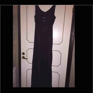  - Vid snabb affär kan jag gå ner i pris!!!  En vacker brun klänning som passar perfekt till kommande bal, använd en gång, NYSKICK!!Klänningen har en vacker detalj vid bröstet och knäpps på sidan med hjälp av en dragkedja. 