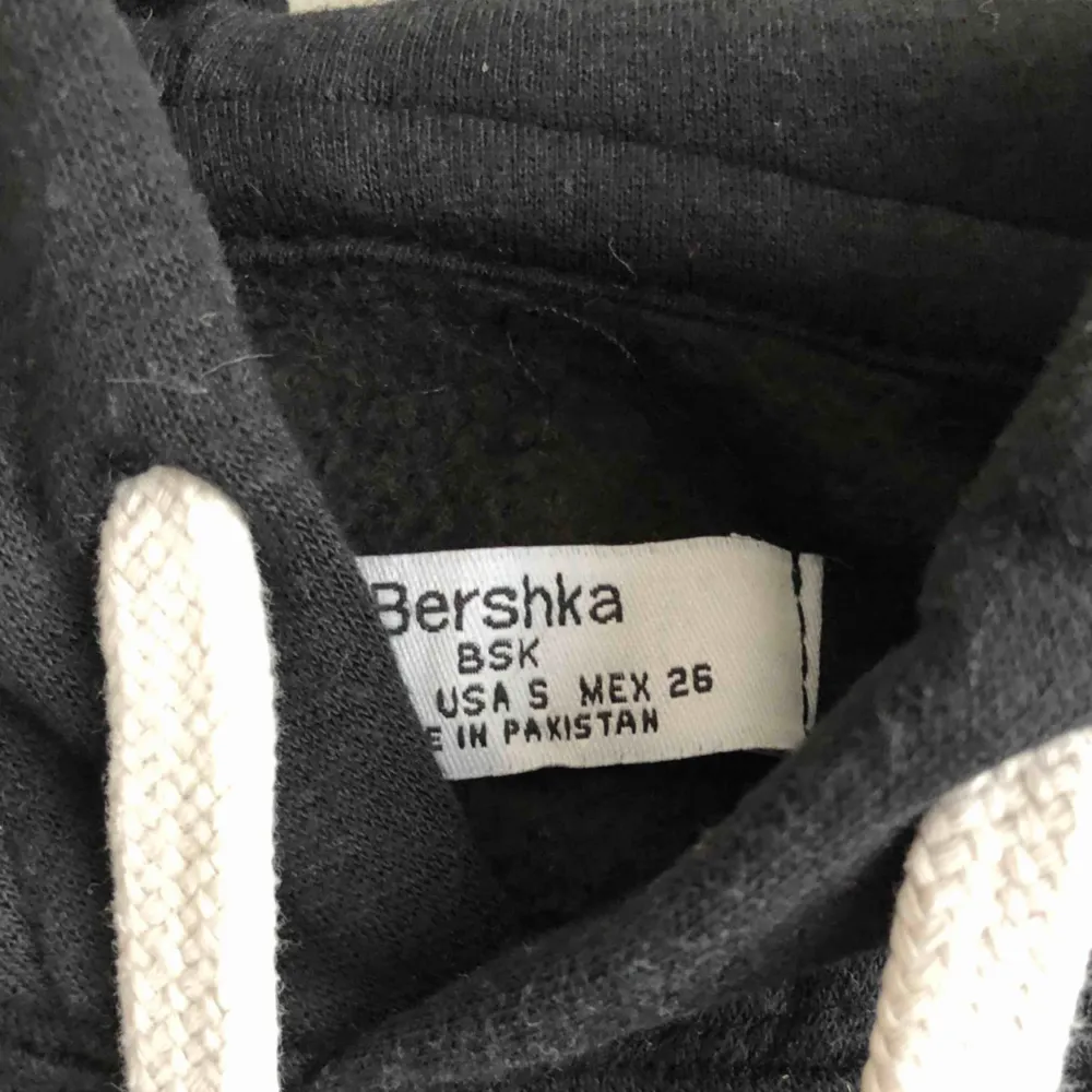 En grå/svart hoodie från Bershka✨ använd bara 1 gång och tvättat👍🏻 säljer pga fel storlek:(. Hoodies.