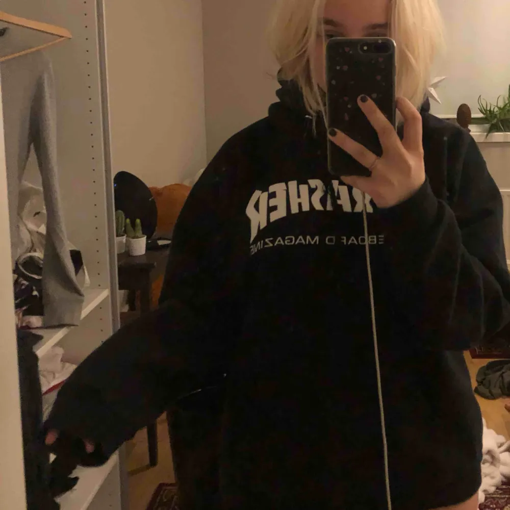 Säljer en svart Thrasher hoddie💕 mycket använd men i fint skick💫 kan fraktas mot fraktkostnad . Hoodies.