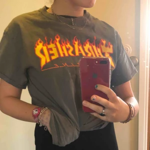  - Thrasher T-Shirt i färgen mörkgrön i storlek M. Använd 2-3ggr så precis som ny😍😍 frakt 30kr 