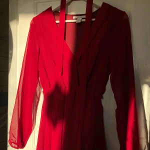  - Säljer denna jättefina vinröda chiffongklänning från Nelly! Den är väldigt sparsamt använd och är som ny! Passar perfekt till våren 