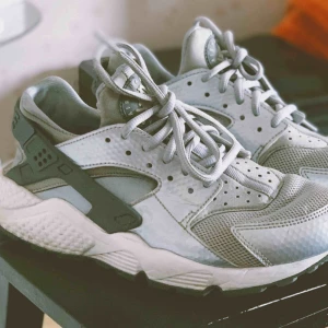  - Säljes pga små! OBS, passar en med storlek 37- 37,5 MAX. 