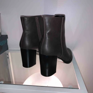  - Svart/gråa stövletter med snygg klack! Helt oanvända!   Betalas med swish. Kan mötas upp i Halmstad eller skicka mot frakt som betalas av köparen. 