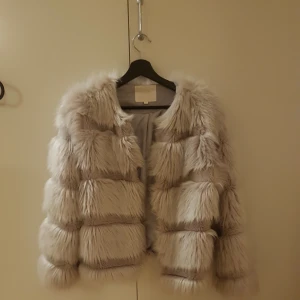  - Fin jacka som passar perfekt till fest i storlek m. Frakt ingår i priset. 