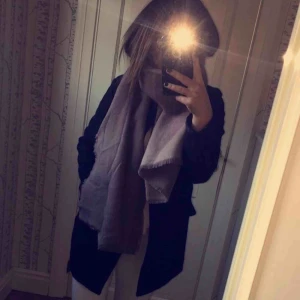  - Mjuk stor halsduk som är köpt på hm för 199 kr. Säljer för 40. Frakt ingår inte i priset.