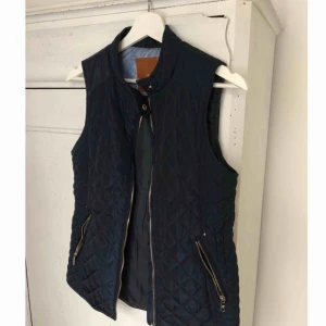  - Väst från Zara Kids i storlek 154, passar mig som har storlek S. Den blåa är lite mer använd och har tre mindre fläckar på insidan av ryggen annars är dom i bra skick! 150kr/st  Köpare står för frakt 🌸