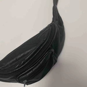  - ✨⭐️Superfin mag/axelväska med justerbart band. Äkta skinn. Bra fack. Möts i sthlm eller betalar köparen frakt ✨⭐️