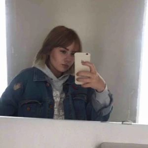  - Sååå najs jeansjacka från monki! Har klippt den själv så den är croppad samt strykt dit några märken osv! Verkligen one of a kind! Skynda fynda  Frakt: 79kr