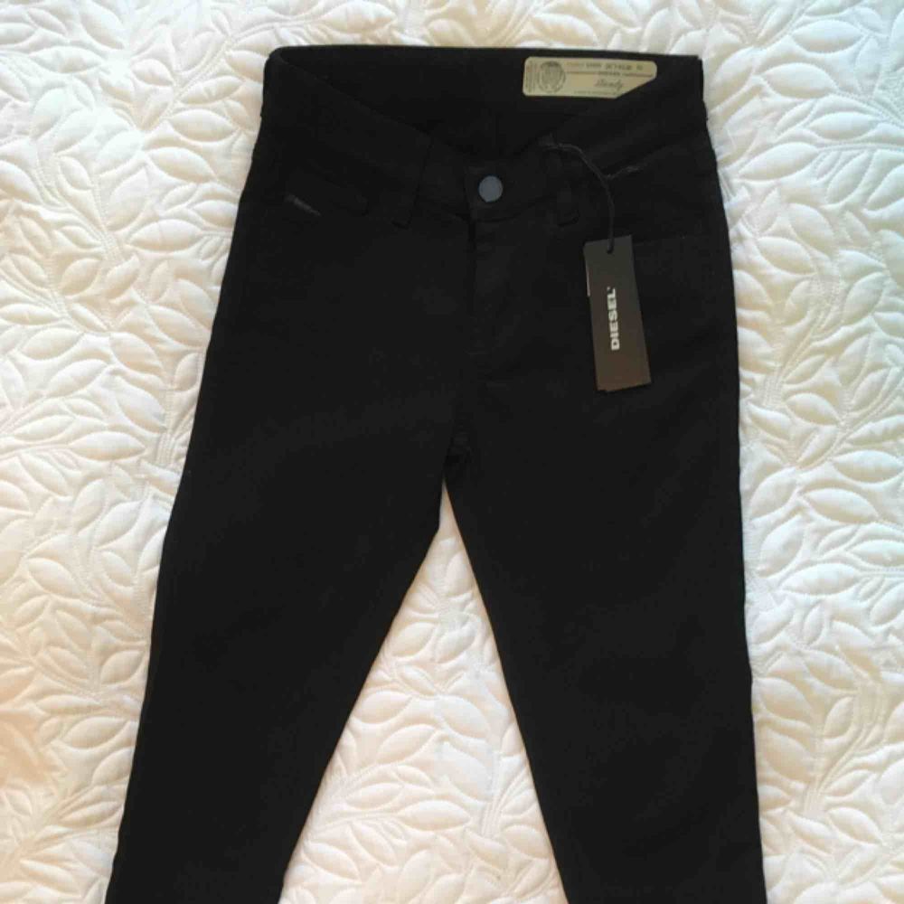 Säljer ett par snygga svarta Diesel jeans i model Sandy! Tight fit. Aldrig använda, alla tags kvar på plagget (nypris 999).. Jeans & Byxor.