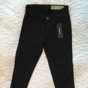 Säljer ett par snygga svarta Diesel jeans i model Sandy! Tight fit. Aldrig använda, alla tags kvar på plagget (nypris 999).