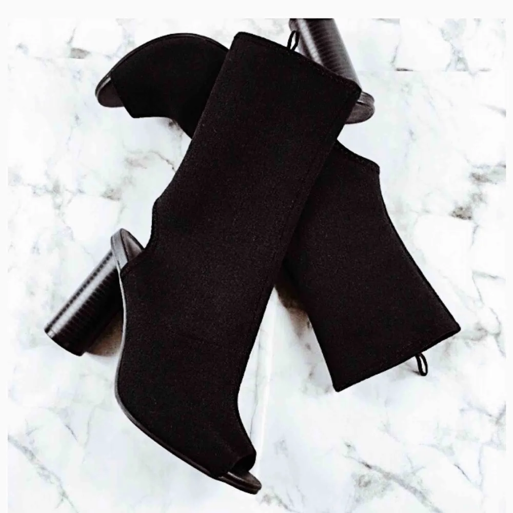 Open toe och heel boots från H&M i svart färg. Med svart trämönstrad klack. Klacken är ca 10 cm hög. Supersköna är dock bara använda en natt, säljer pga har 2 liknande. . Skor.