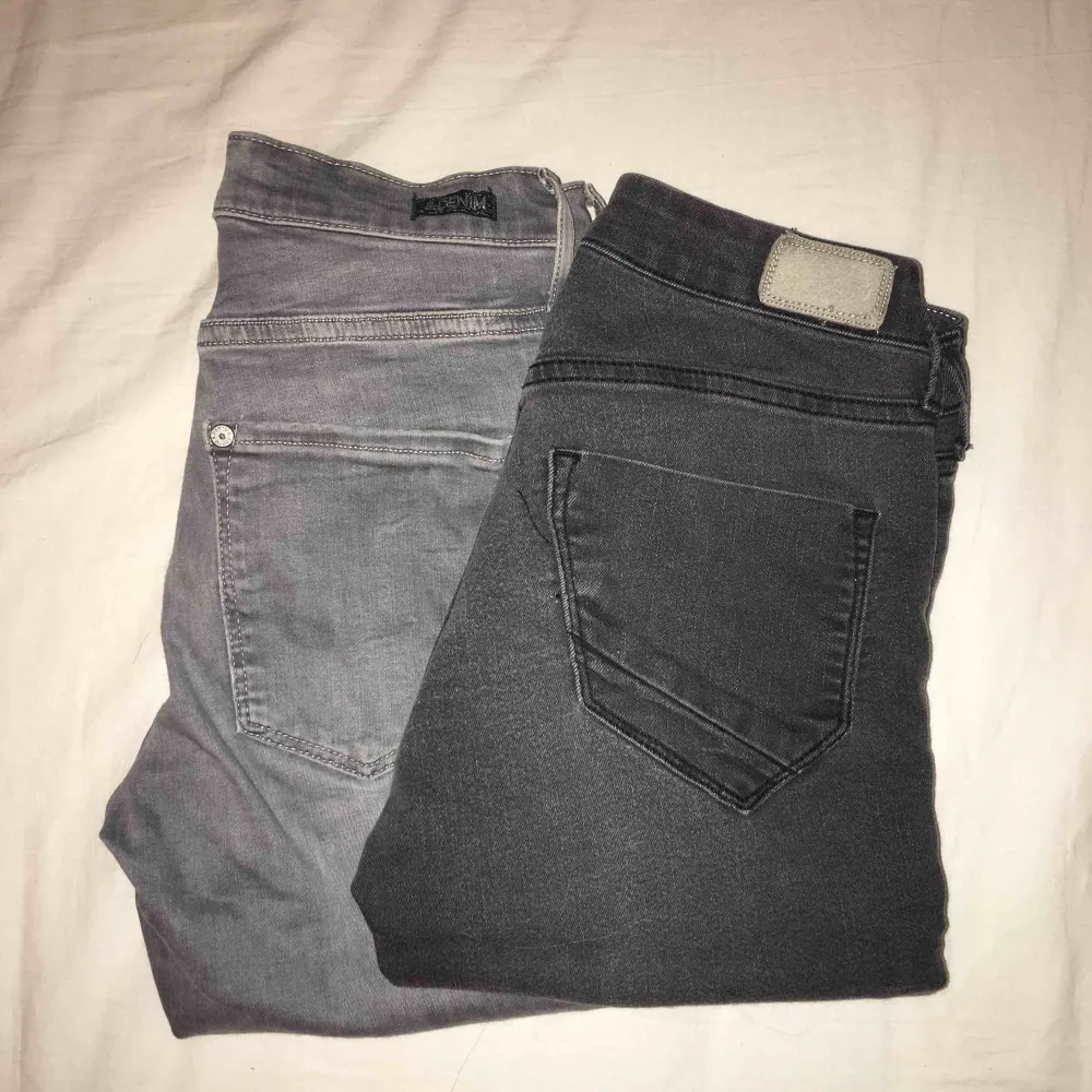 Säljer dessa två gråa byxor tillsammans för 100kr, fint skick. Jeans & Byxor.