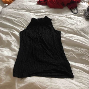  - Öppen vid brösten  Frakt tillkommer